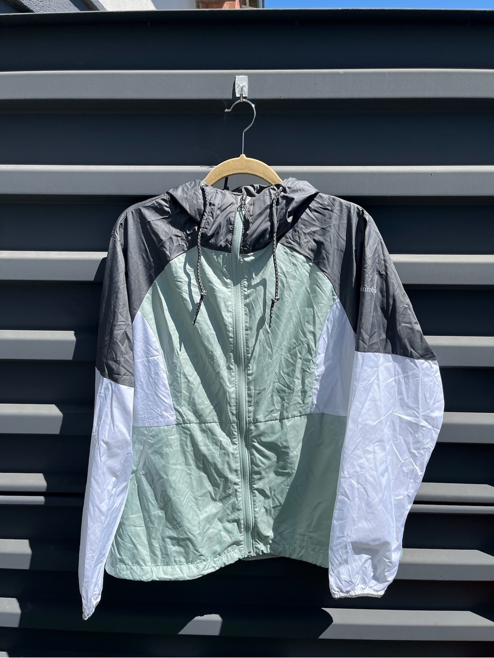 Columbia women's Lightweight Colorblock Windbreaker Jacket - Sage/Black/White